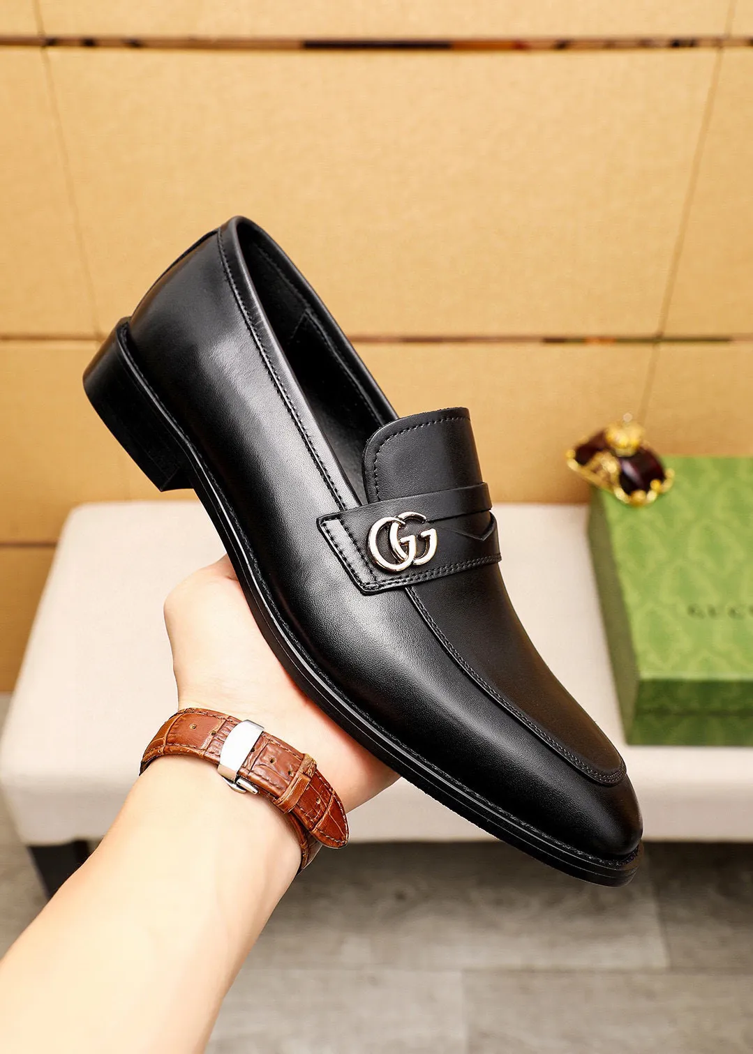 Men's shoes 💰400 💐 Product trademark: GUCCI "Gucci" casual leather shoes Regular size: 39-44 (38.45.46🉑️Customized) Product materials: Selected imported first-layer calfskin upper + luxury hardware buckle, imported 🐑 sheepskin lining. Strong three-dimensional visual effect, combined outsole Color: 2⃣️colors available